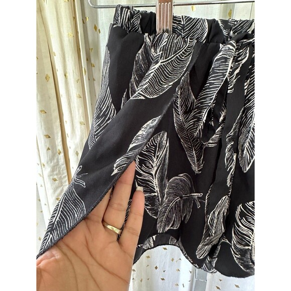 Luz Junior's All Over Feathers Faux Wrap Flutter Front Tie Pull On Shorts - Picture 3 of 7
